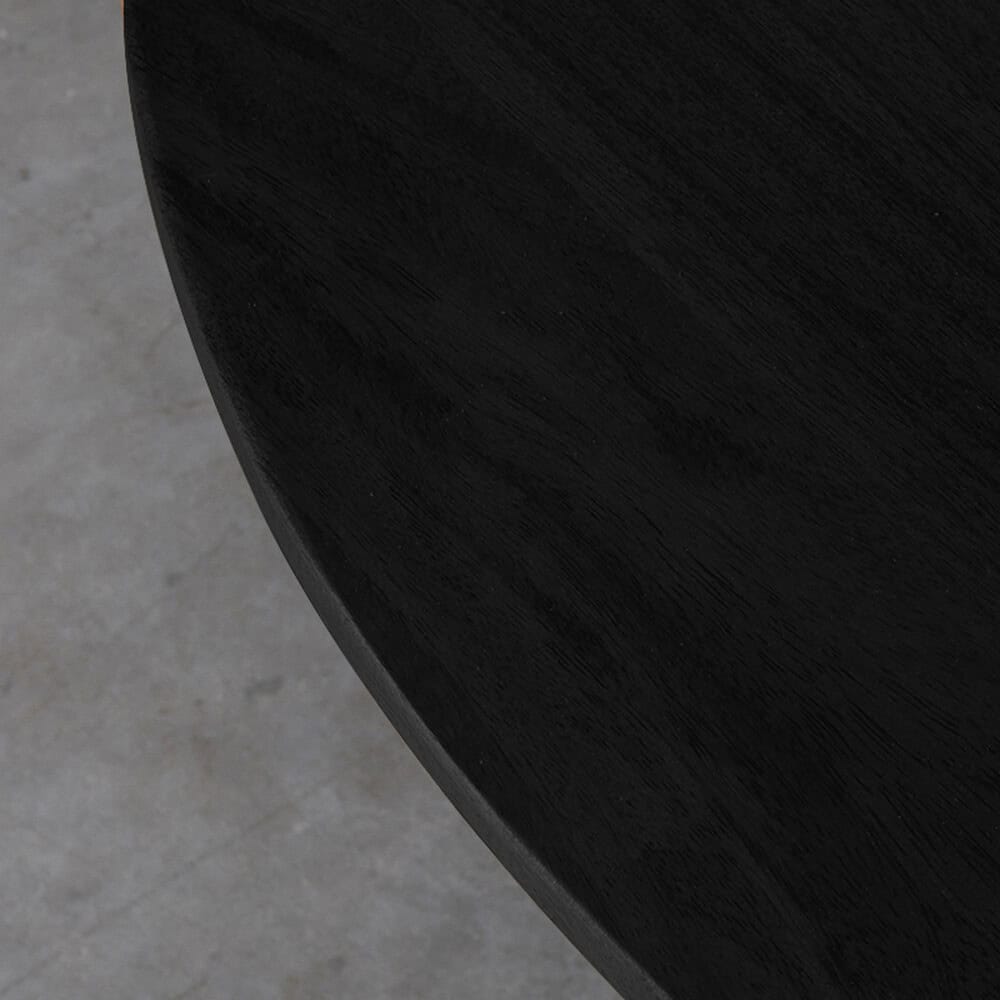 Elegante zwarte houten meubelstuk, close-up van de afwerking en textuur. Perfect voor moderne interieurs en hoogwaardige meubelontwerpen.