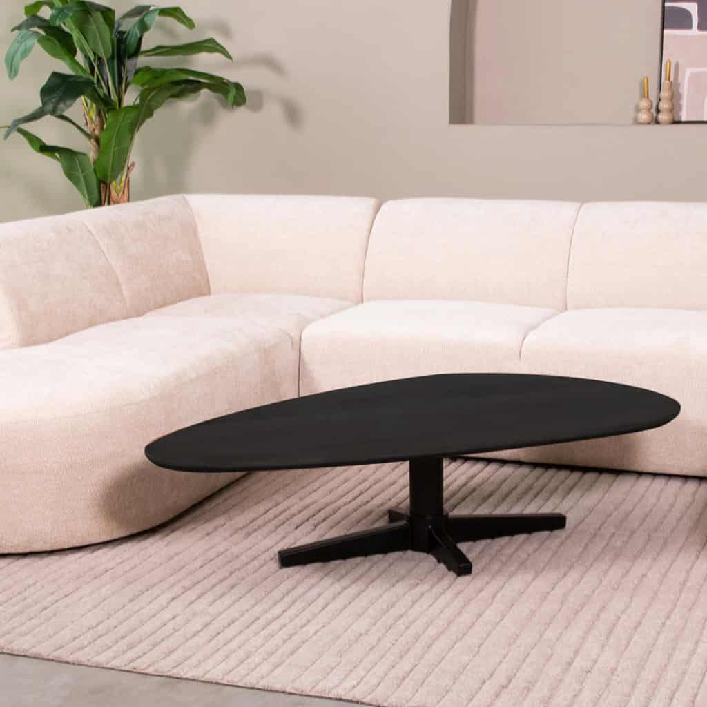 Elegant zwart salontafel in modern woonkamer setting met beige hoekbank en decoratie. Perfect voor stijlvolle woonkamerinrichting en comfortabele ontspanning.