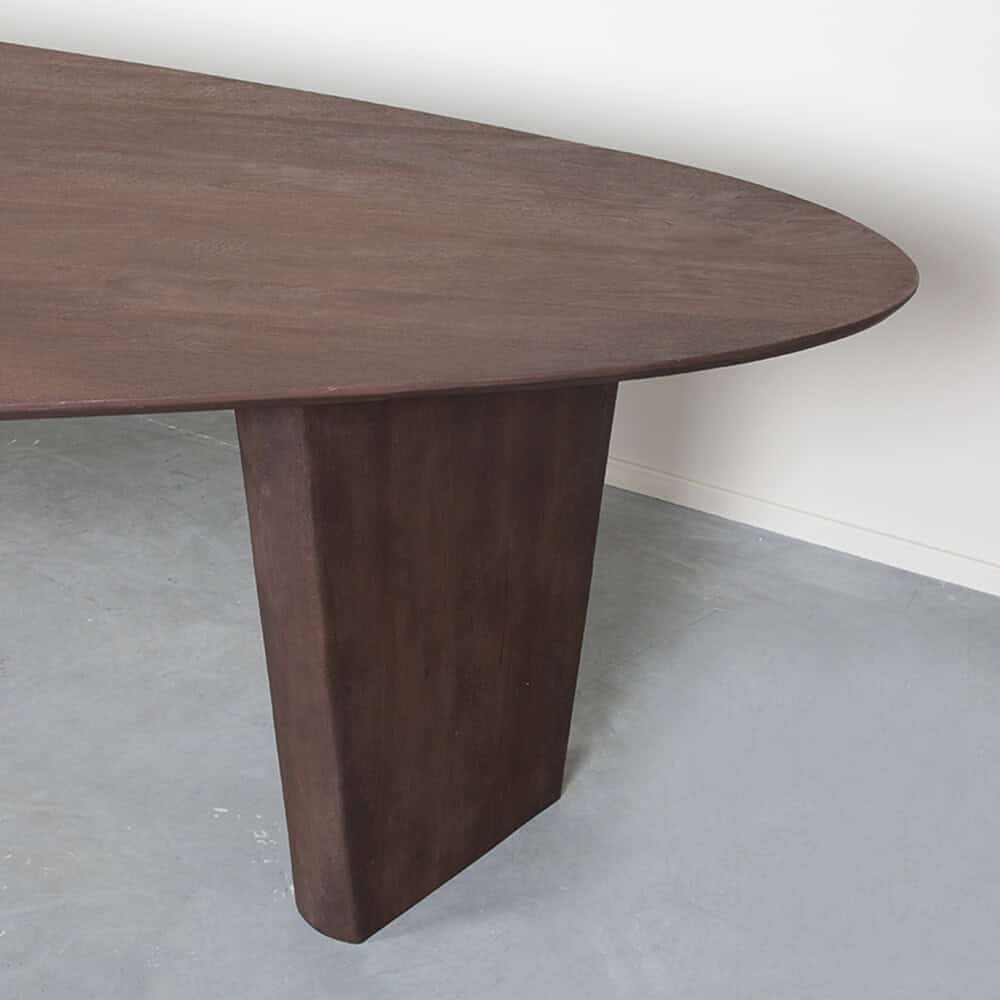 Klassieke houten eettafel met een rond blad en eenvoudige, stevige poot, perfect voor een moderne of minimalistische eetruimte. Gemaakt van hoogwaardig donker hout, biedt duurzame kwaliteit en tijdloze elegantie.