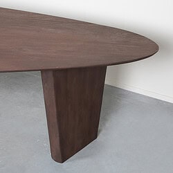 Klassieke houten eettafel met een rond blad en eenvoudige, stevige poot, perfect voor een moderne of minimalistische eetruimte. Gemaakt van hoogwaardig donker hout, biedt duurzame kwaliteit en tijdloze elegantie.