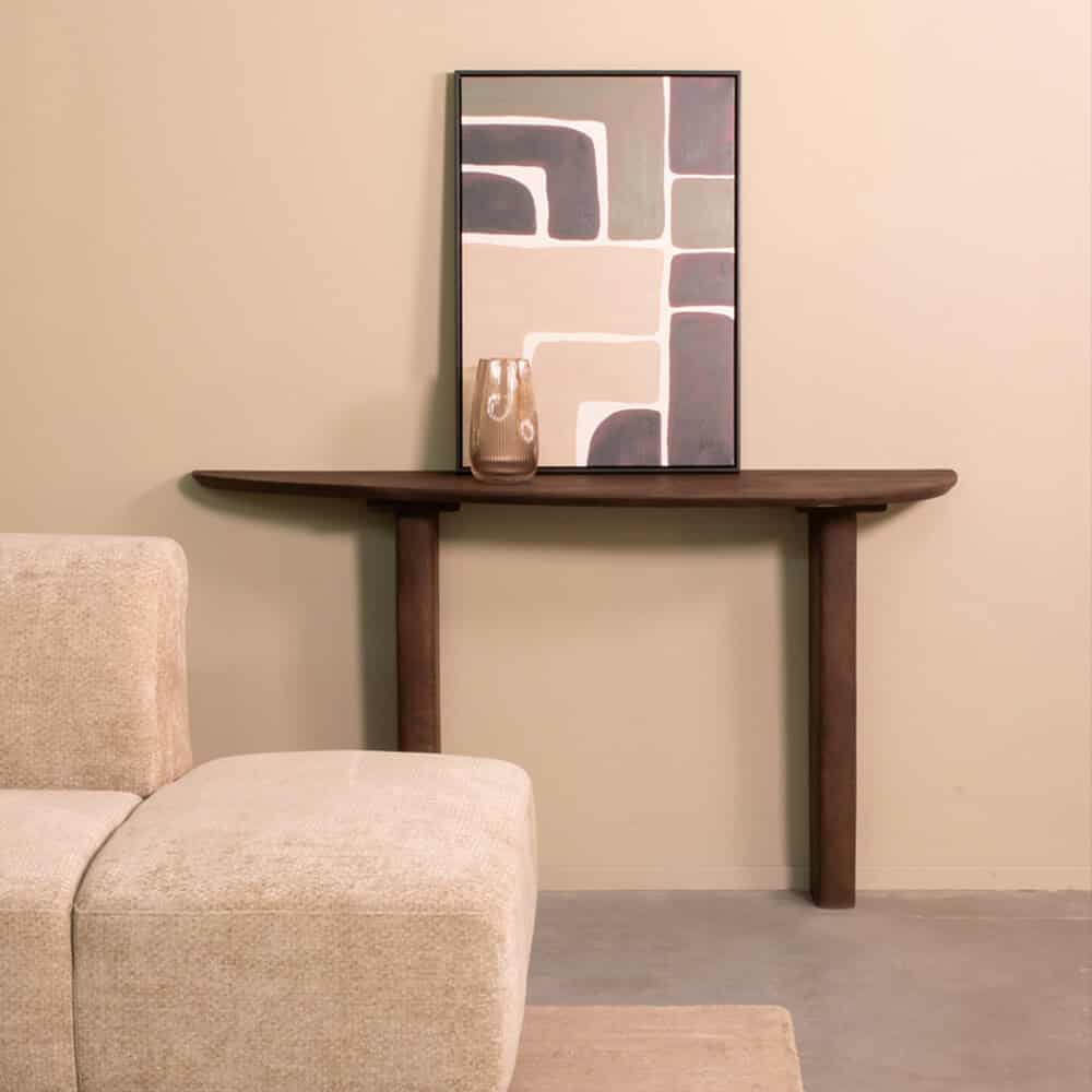 Elegant houten wandtafel met accessoires, perfect voor modern interieurdesign.