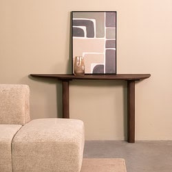 Elegant houten wandtafel met accessoires, perfect voor modern interieurdesign.