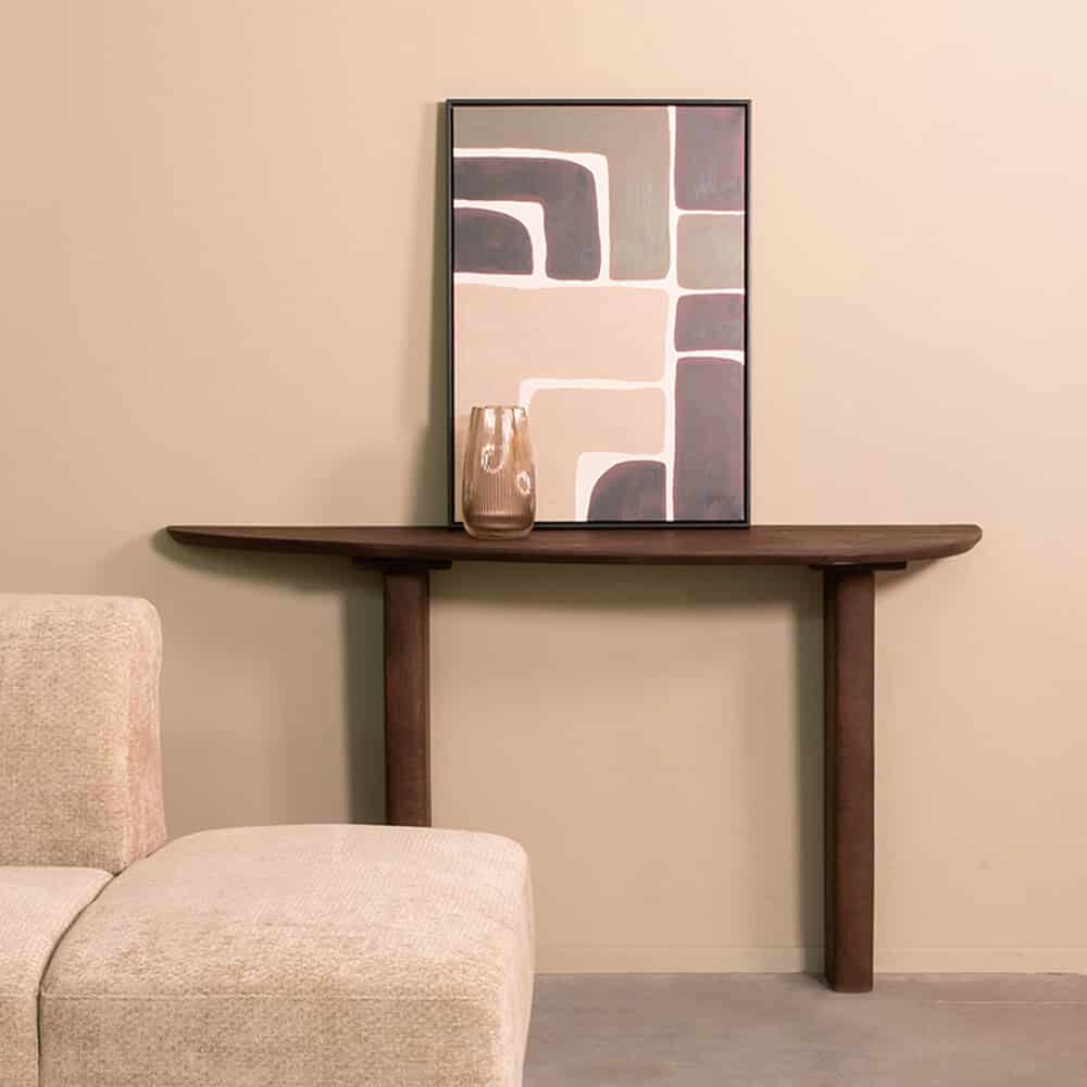 Houten wandtafel met decoratieve vaas en abstract kunstwerk, stijlvolle woonaccessoires, moderne interieurdecoratie, duurzame houten meubelen, minimalistisch design, Mokana Meubelen.