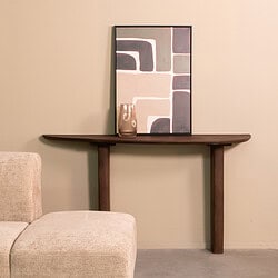 Houten wandtafel met decoratieve vaas en abstract kunstwerk, stijlvolle woonaccessoires, moderne interieurdecoratie, duurzame houten meubelen, minimalistisch design, Mokana Meubelen.