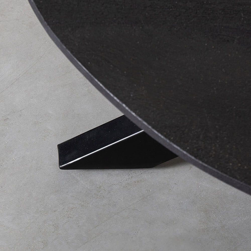 Hoogwaardige zwarte houten tafel met massief metalen poot voor een moderne en strakke uitstraling, perfect voor eigentijdse interieurs en duurzaam meubeldesign.