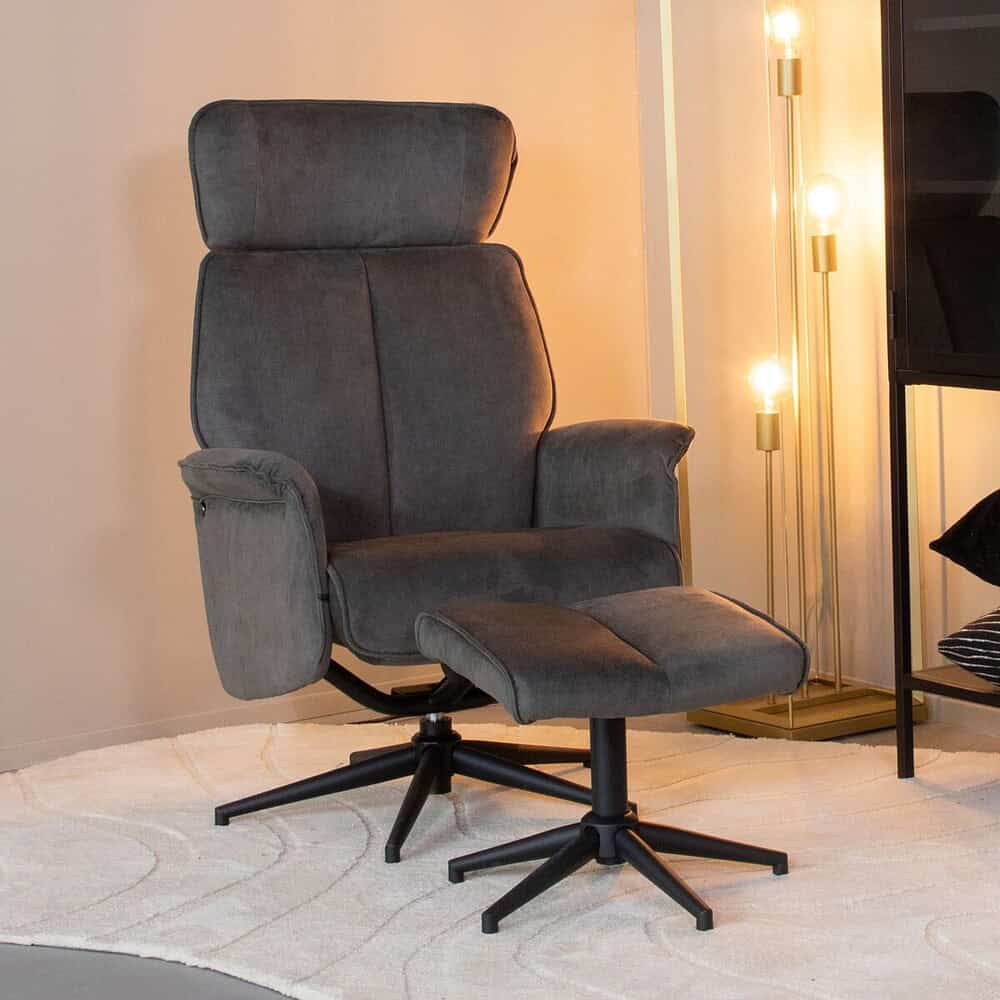 Leren fauteuil met voetenbank in modern zwart design, comfortabele zithoek, eyecatcher woonkamer, meubel op maat, stijlvolle en elegante meubelopties, hoogwaardige afwerking van Mokana Meubelen.