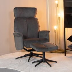 Leren fauteuil met voetenbank in modern zwart design, comfortabele zithoek, eyecatcher woonkamer, meubel op maat, stijlvolle en elegante meubelopties, hoogwaardige afwerking van Mokana Meubelen.