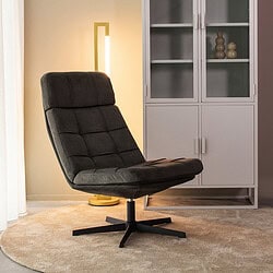 Leren draaistoel in moderne woonruimte met beige tapijt en witte kast.