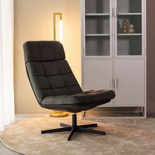 Leren draaistoel in moderne woonruimte met beige tapijt en witte kast.