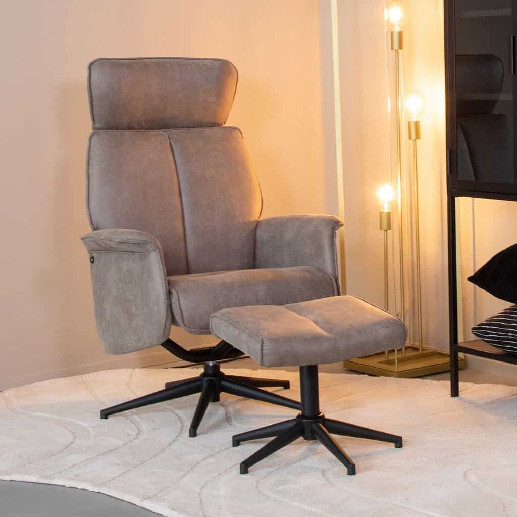 Comfortabele lounge fauteuil van Mokana Meubelen met verstelbare voetenbank en modern design, perfect voor een stijlvolle en ontspannen zitplek in je woonkamer.