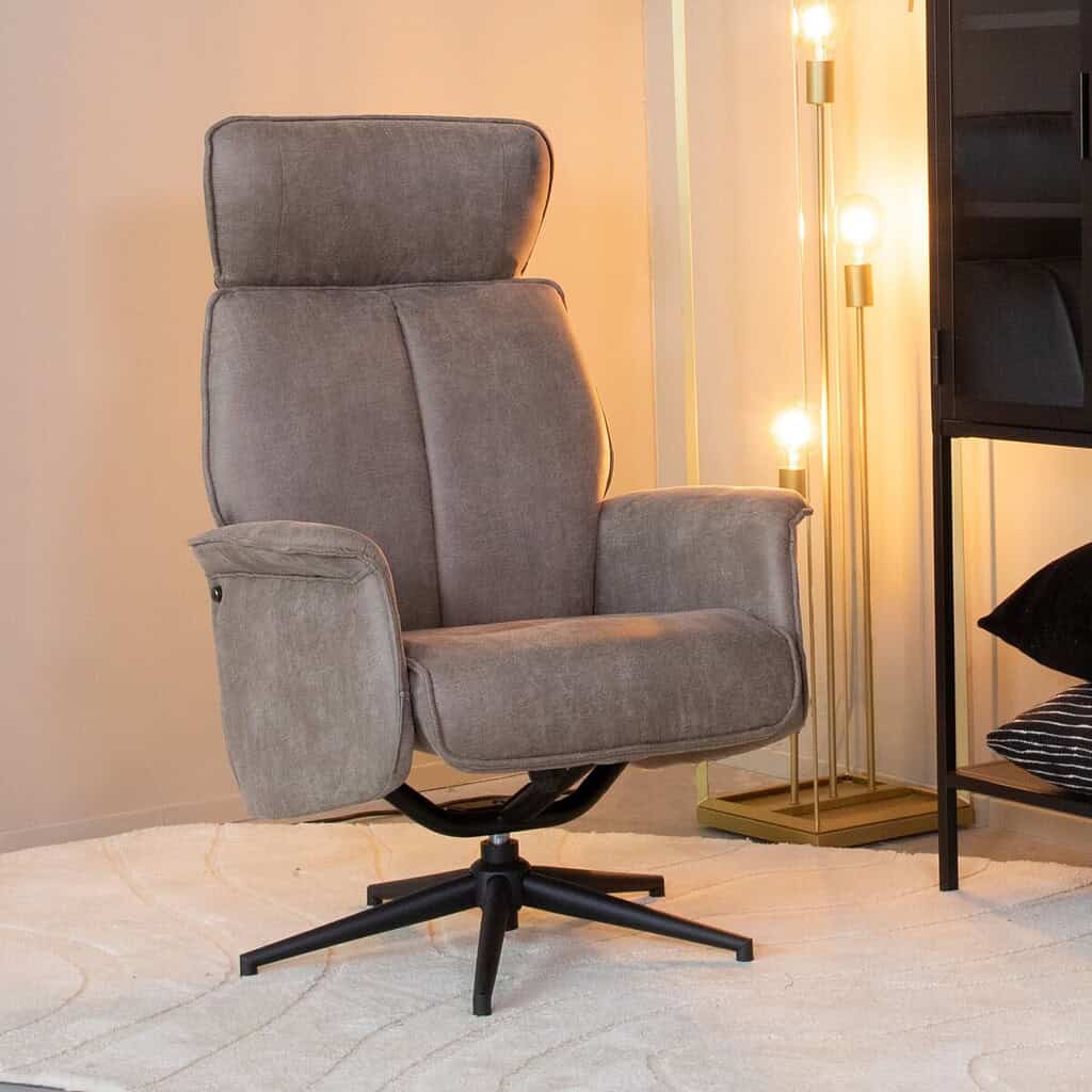 Comfortabele stoffen fauteuil met hoge rugleuning, verstelbaar hoofdsteun en draaibaar onderstel, perfect voor elegant interieur en relaxmomenten.