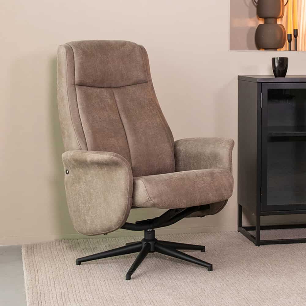 Zit- en relaxfauteuil van Mokana Meubelen met comfortabele stoffering en moderne uitstraling. Perfect voor een stijlvolle en gezellige woonkamer of kantoorruimte.