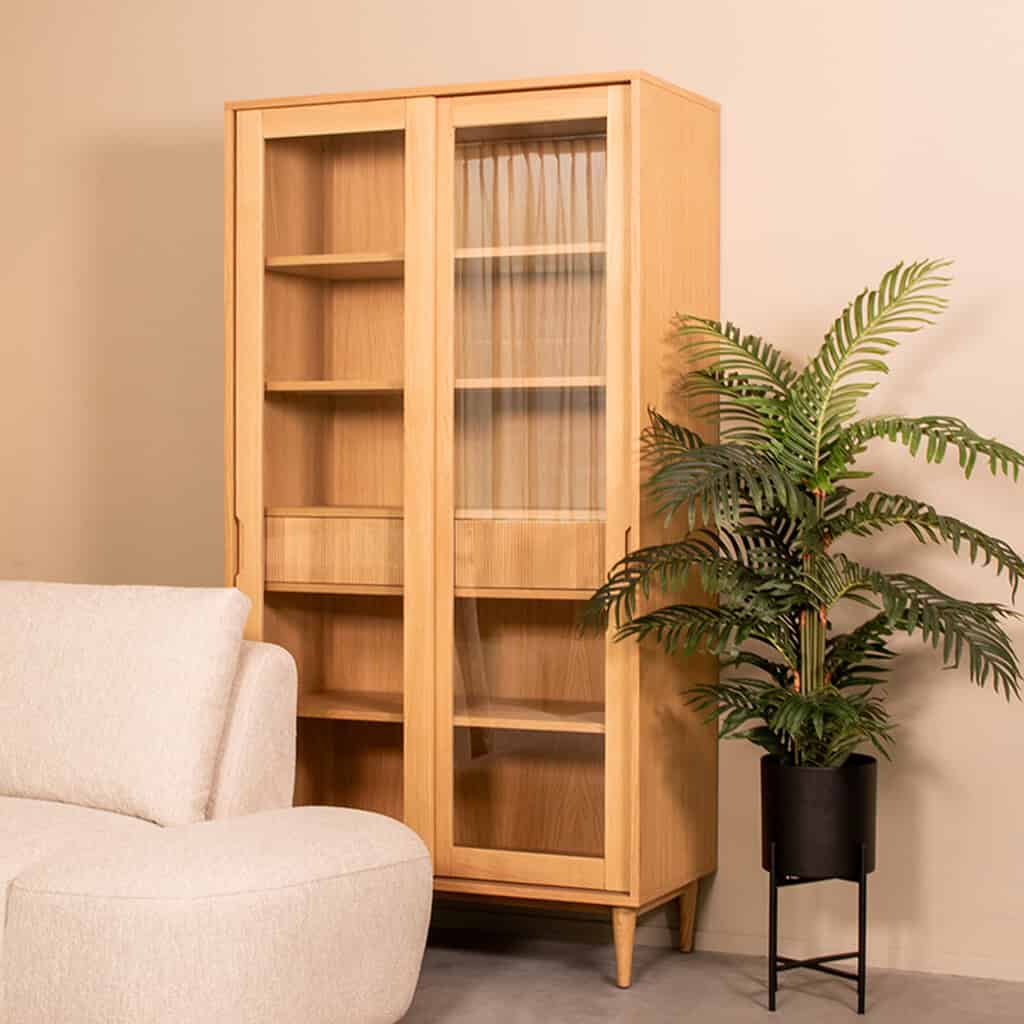 Houten kast met glazen deuren en open vakken in woonruimte.