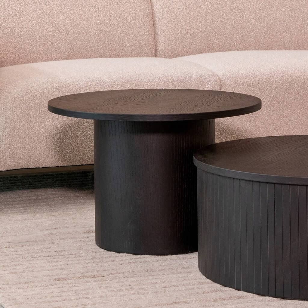 Voordelige meubeltafels van donker hout in modern interieur met lichte bank, minimalistisch design, strakke afwerking en natuurlijke materialen, perfect voor woonkamer of lounge.
