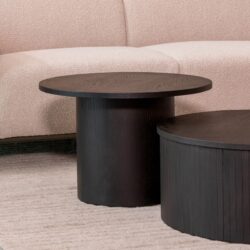 Voordelige meubeltafels van donker hout in modern interieur met lichte bank, minimalistisch design, strakke afwerking en natuurlijke materialen, perfect voor woonkamer of lounge.