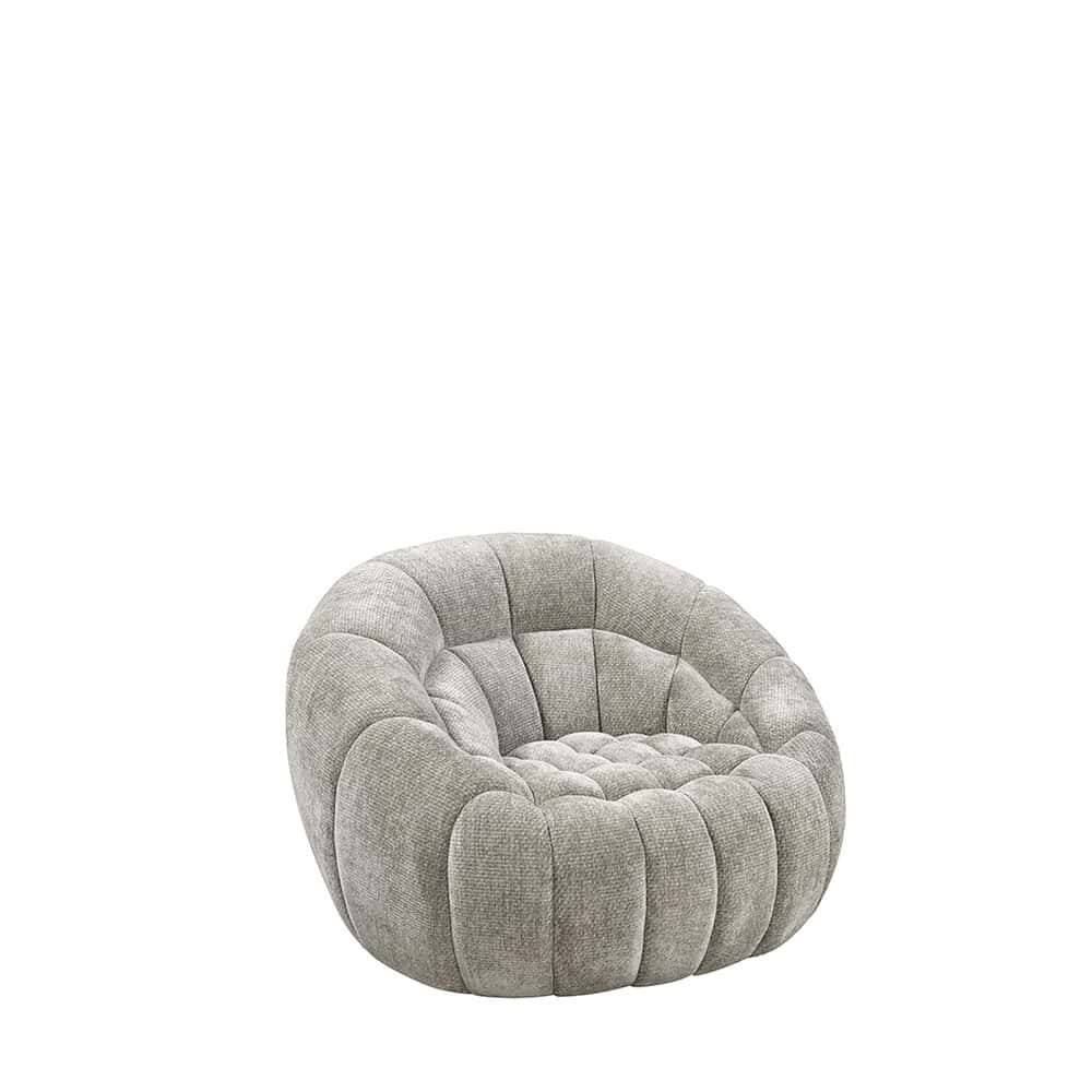 Lichtgrijze, gestoffeerde modern relaxfauteuil met ronde, kubistische uitstraling en comfortabele zitting, perfect voor stijlvolle en gezellige woonruimtes.