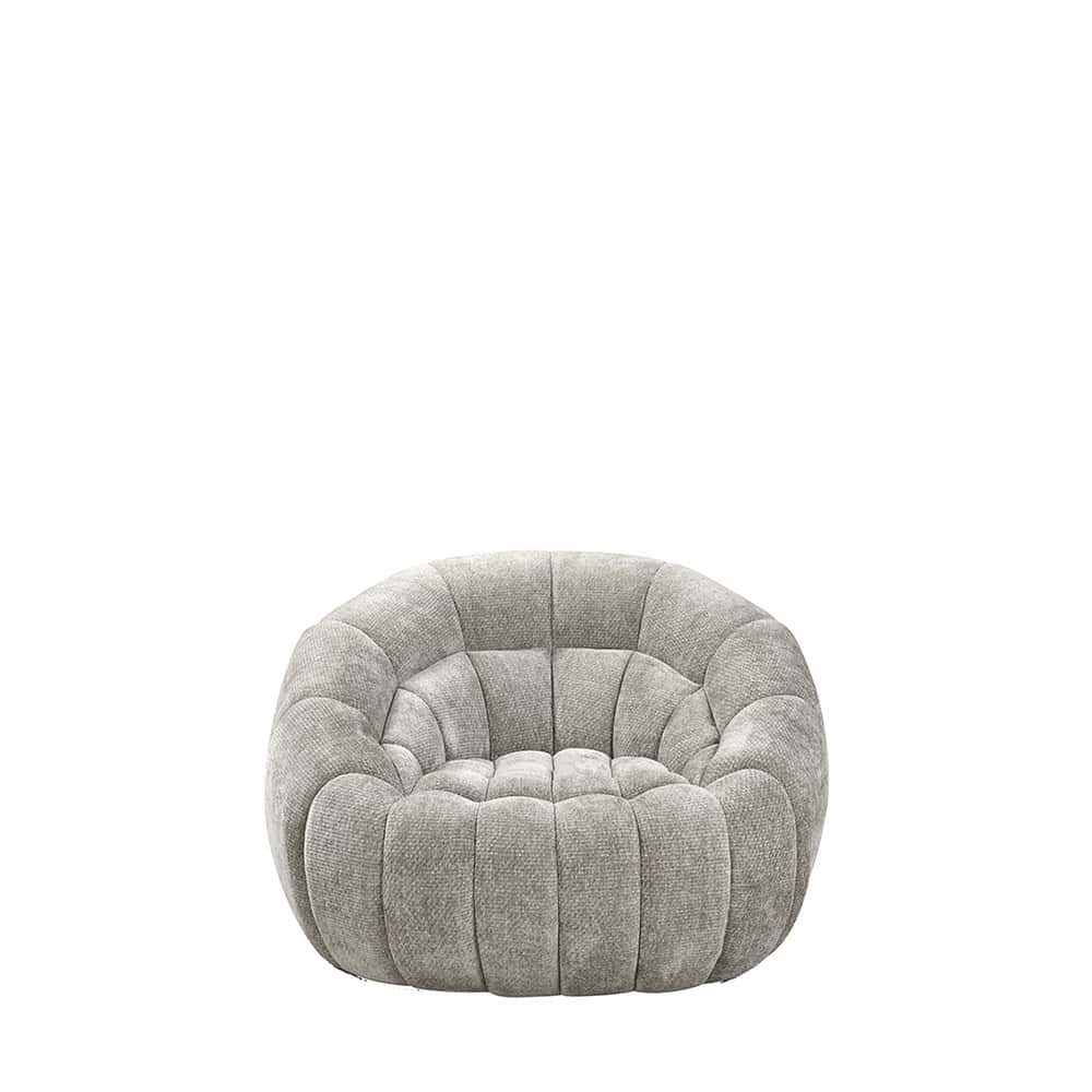 Comfortabele, Scandinavische gestoffeerde bloemvorm fauteuil van Mokana Meubelen, perfect voor moderne woonkamerinrichting.