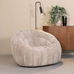Comfortabele moderne fauteuil van Mokana meubelen met zachte bekleding en stijlvolle uitstraling. Perfect voor een gezellige woonkamer of leeshoek, handgemaakt en van hoge kwaliteit.