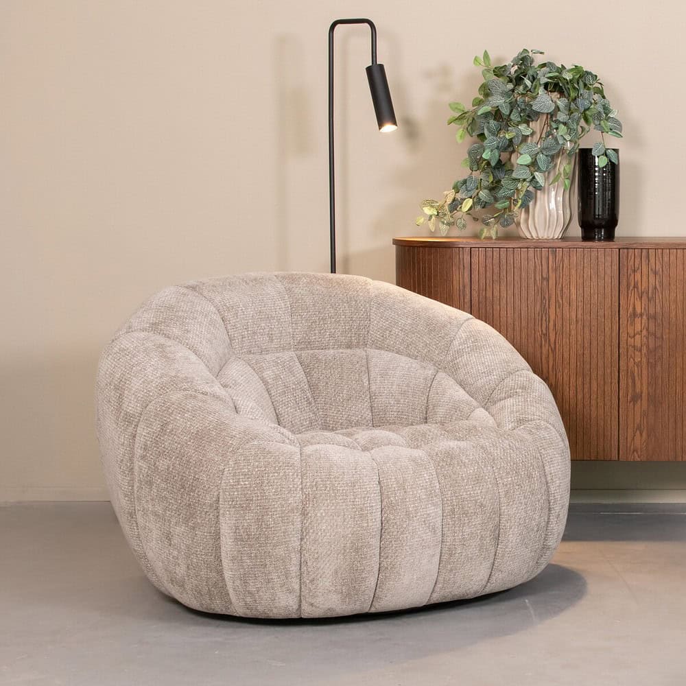 Soft beige stoffen fauteuil, perfect voor een moderne woonkamer of lounge. Elegant en comfortabel met een rond, gestikte structuur voor een stijlvolle uitstraling.