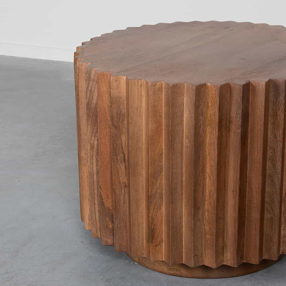 Massief houten tafel met gerecycled teakhout, uniek design, handgemaakt, duurzaam en stijlvol meubel, perfect voor in de woonkamer of eethoek.