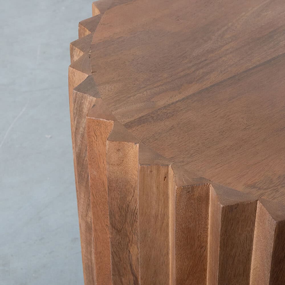 Eikenhout meubel, nauwkeurige logeerkast in massief hout met verfijnde afwerking, perfect voor duurzame en stijlvolle interieurdecoratie.