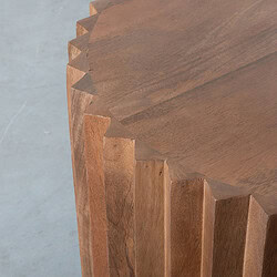 Eikenhout meubel, nauwkeurige logeerkast in massief hout met verfijnde afwerking, perfect voor duurzame en stijlvolle interieurdecoratie.