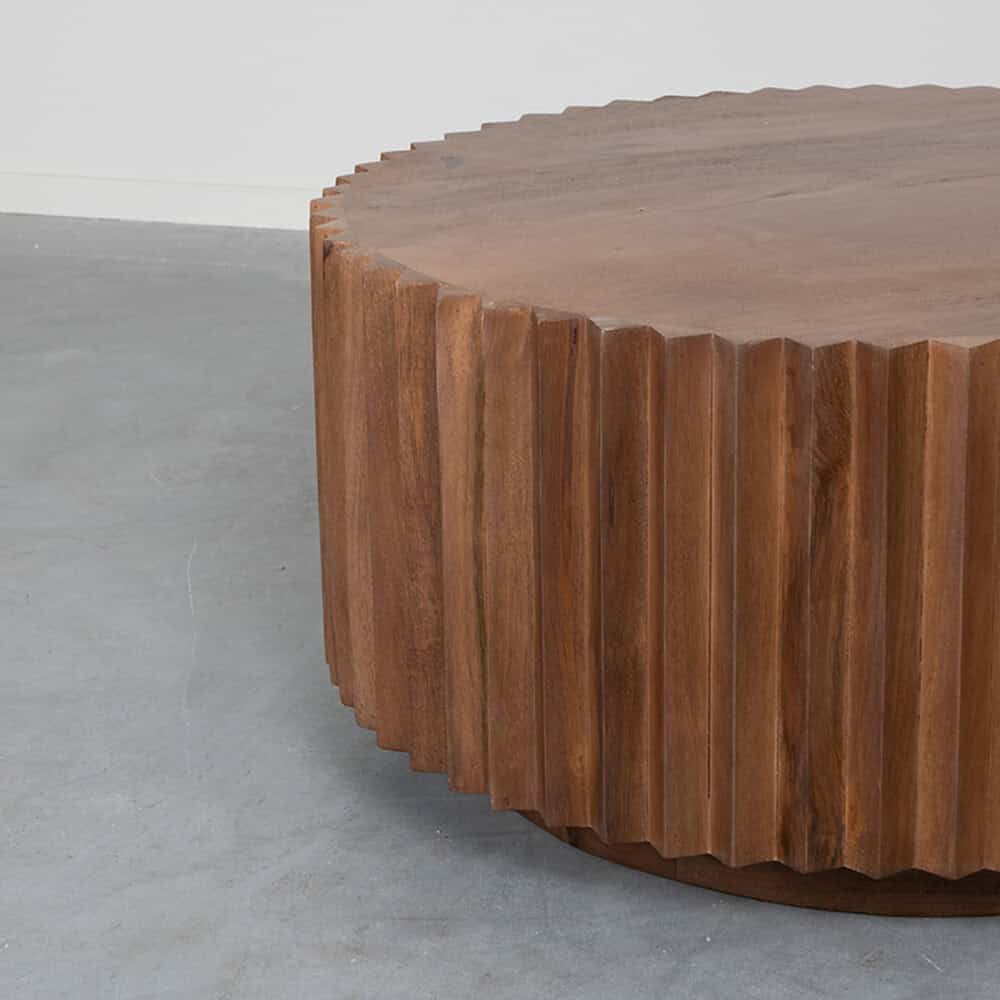 Rustieke houten bijzettafel met verticale randdetails, bij Mokana Meubelen.