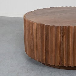 Rustieke houten bijzettafel met verticale randdetails, bij Mokana Meubelen.