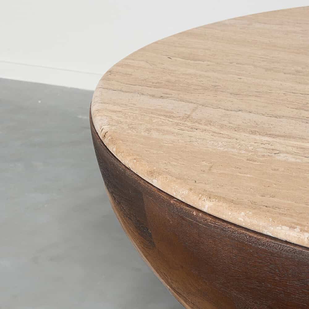 Naturel houten bijzettafel met ronde vorm en ambachtelijke afwerking, perfect voor modern interieur.