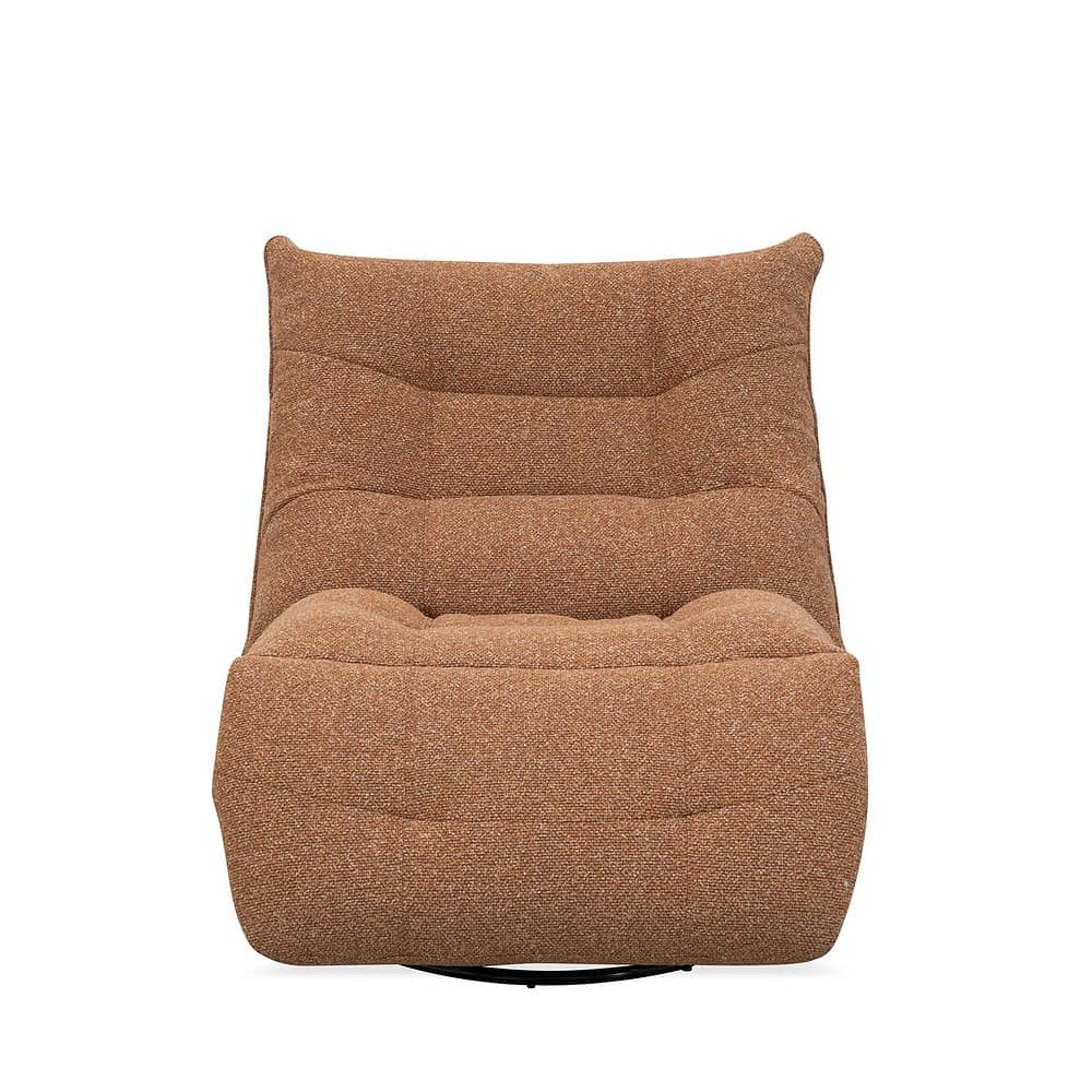 Zachte moderne Mokana fauteuil met een comfortabele, geweven stof in een rustieke terracotta kleur, perfect voor een stijlvol en gezellig interieur.