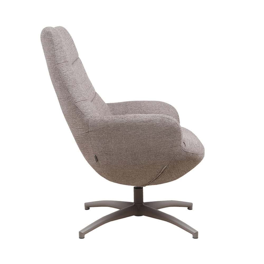 Elegant relaxfauteuil in lichtgrijze bekleding, perfect voor modern interieur met aandacht voor comfort en design.