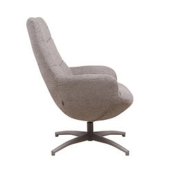 Elegant relaxfauteuil in lichtgrijze bekleding, perfect voor modern interieur met aandacht voor comfort en design.
