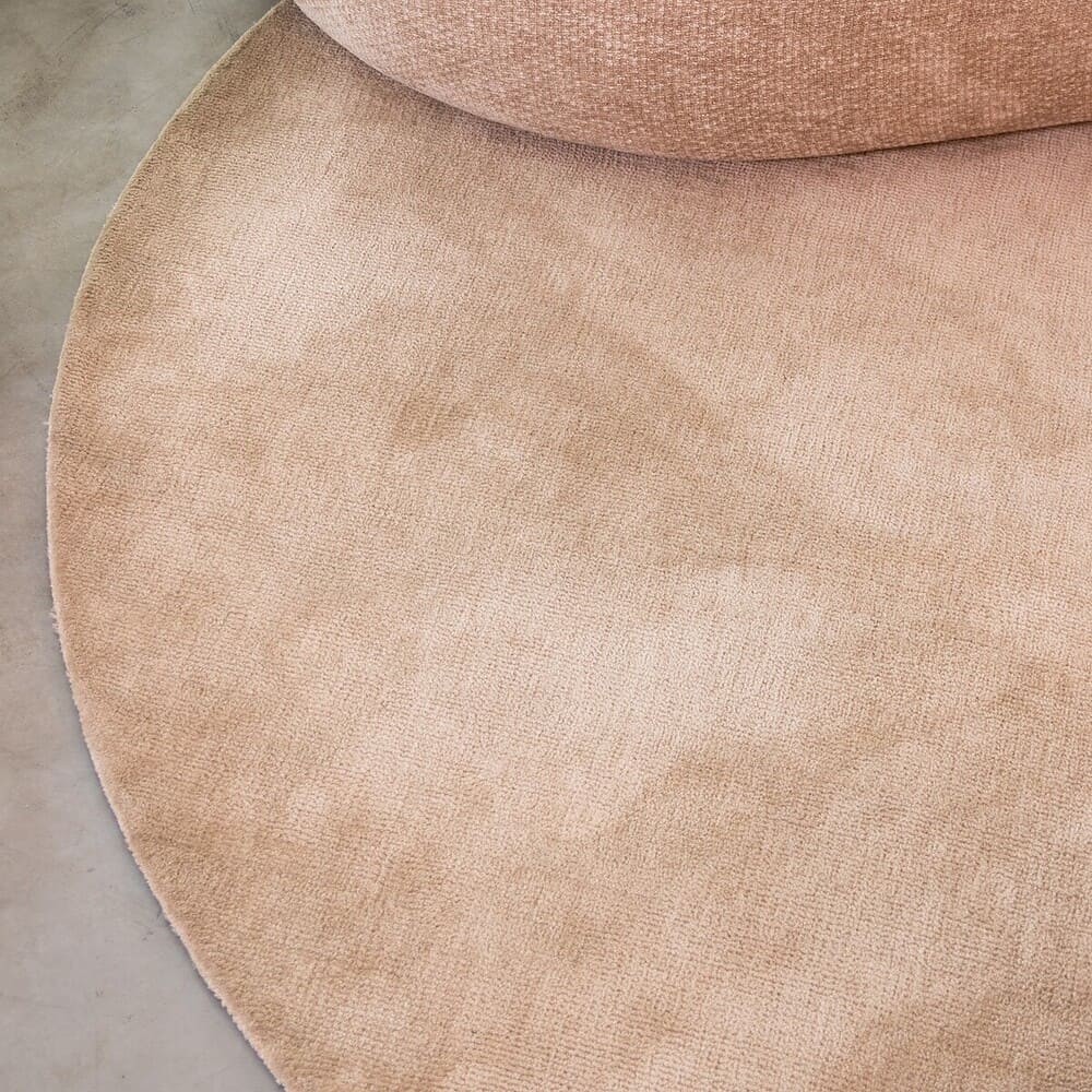 Zacht hoekbank stof in rose, modern en comfortabel meubelstuk.