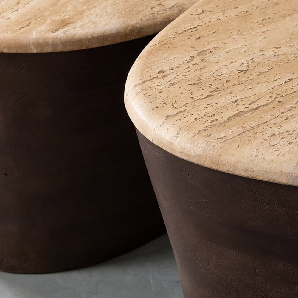 Elegant macheté metalen zijde met een natuurstenen blad, perfect voor moderne en stijlvolle meubelstukken - Mokana Meubelen.