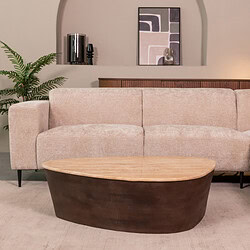 Elegante woonkamertafel van massief hout met afgeronde vormen, gecombineerd met een lichtroze gestoffeerde bank en stijlvolle decoratie voor een modern interieur.