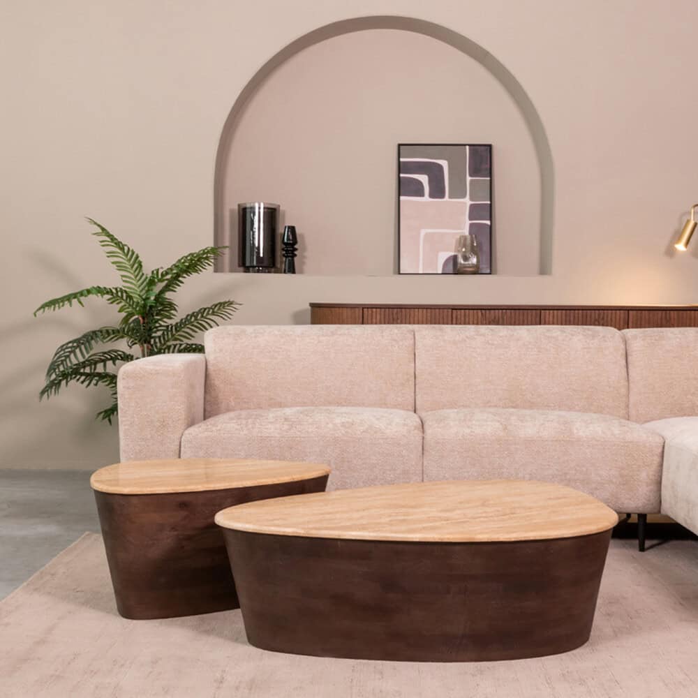 Elegante houten salontafels met ambachtelijke afwerking voor moderne woonkamer decoratie.