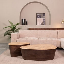 Elegante houten salontafels met ambachtelijke afwerking voor moderne woonkamer decoratie.