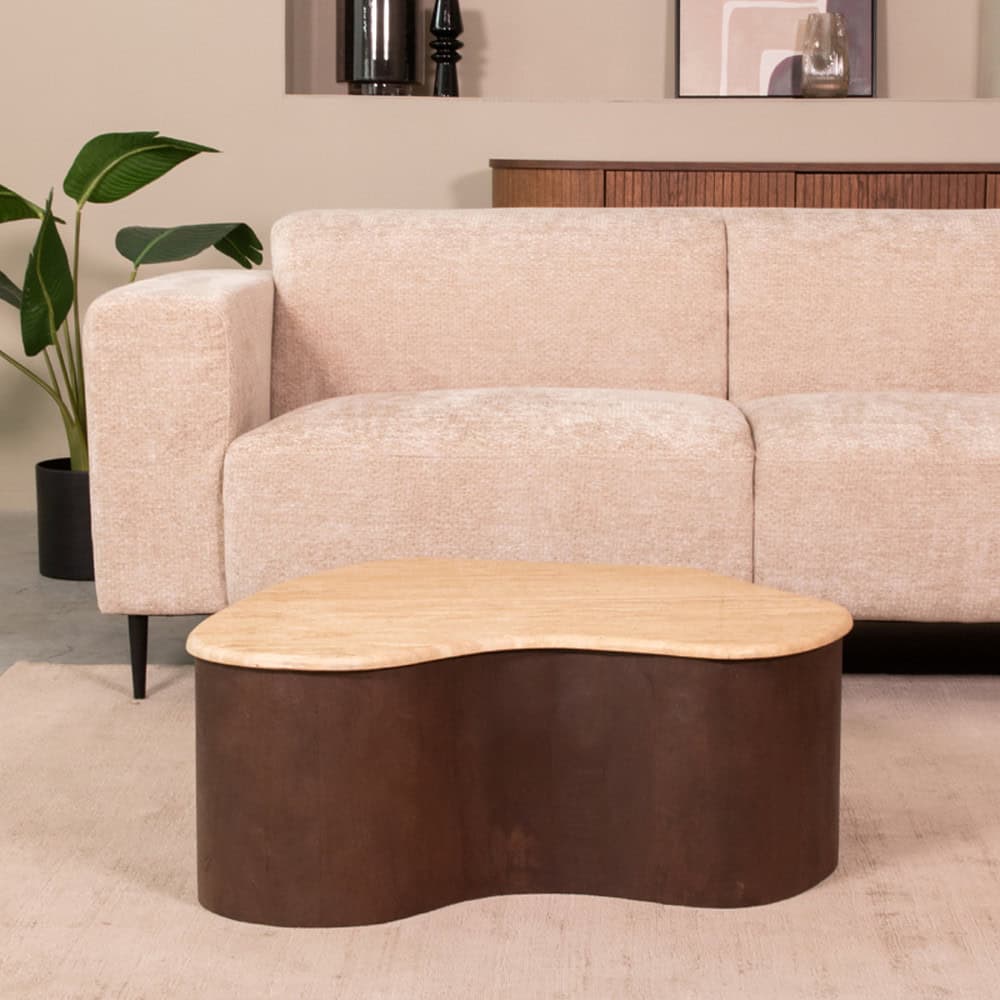 Elegant houten salontafel met organisch gevormd blad en donker onderstel, perfect voor een moderne woonkamer.