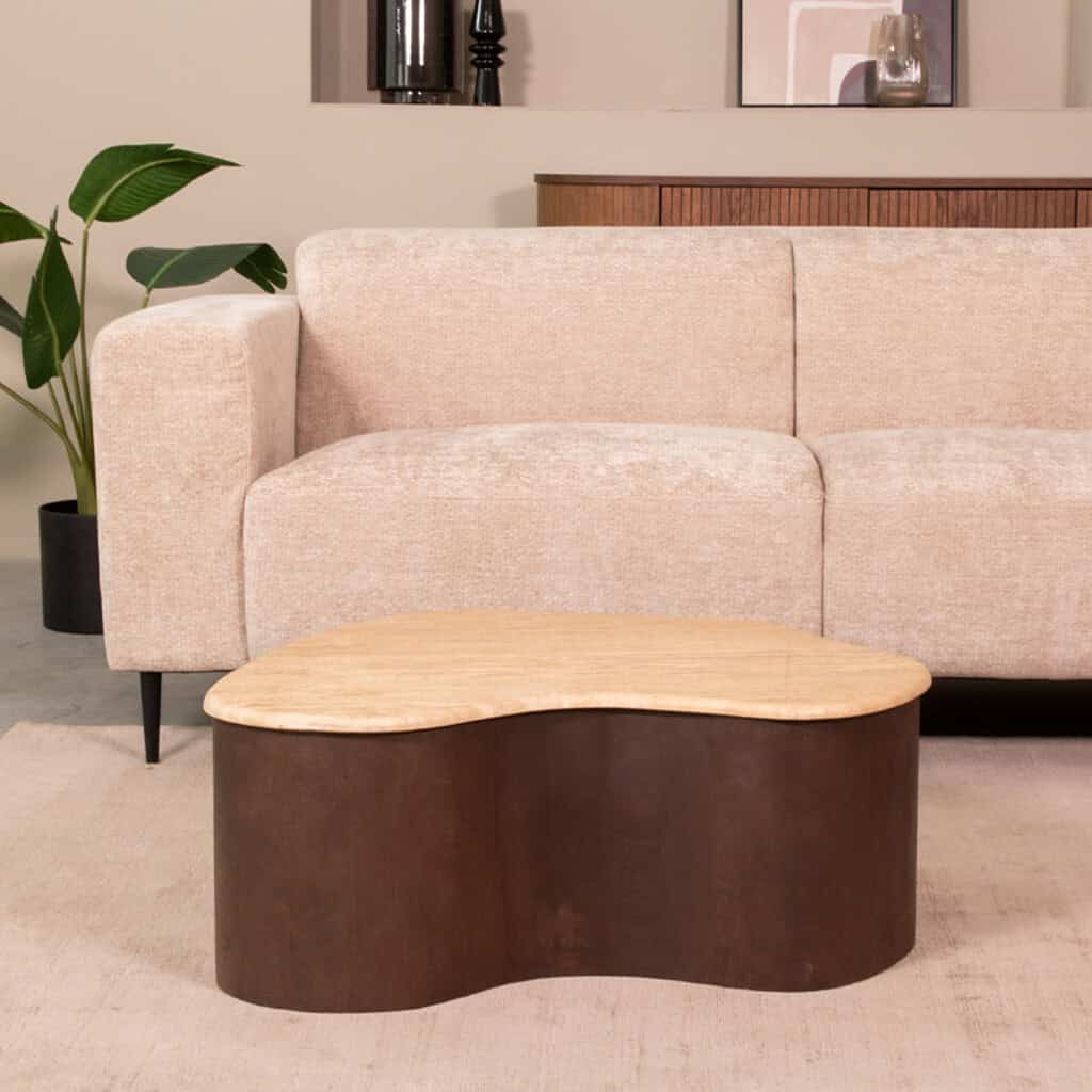 Elegant houten salontafel met organisch gevormd blad en donker onderstel, perfect voor een moderne woonkamer.