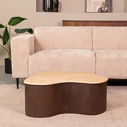 Elegant houten salontafel met organisch gevormd blad en donker onderstel, perfect voor een moderne woonkamer.