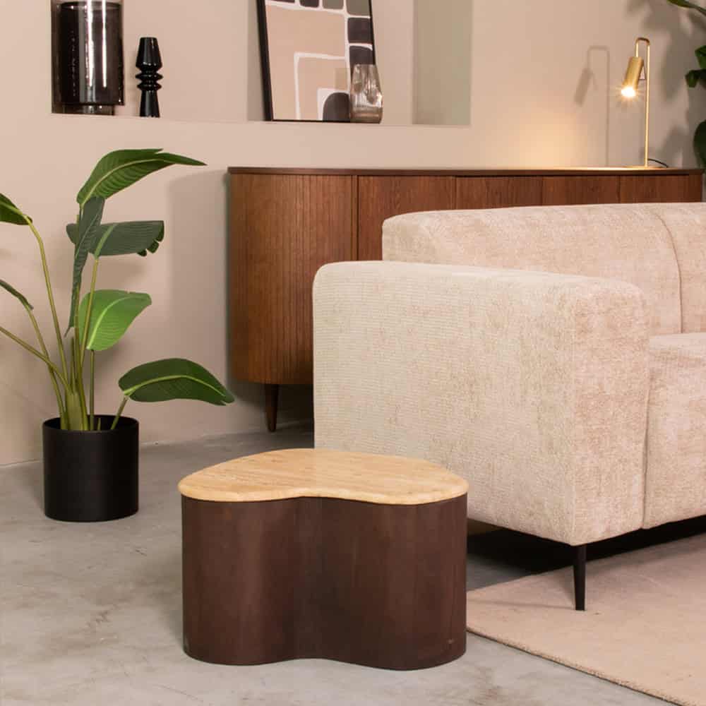 Handgemaakt houten salontafel in een modern woonkamer, gecombineerd met een beige bank en groene planten voor een warme, natuurlijke uitstraling. Perfecte meubelstuk voor stijlvolle interieurs.