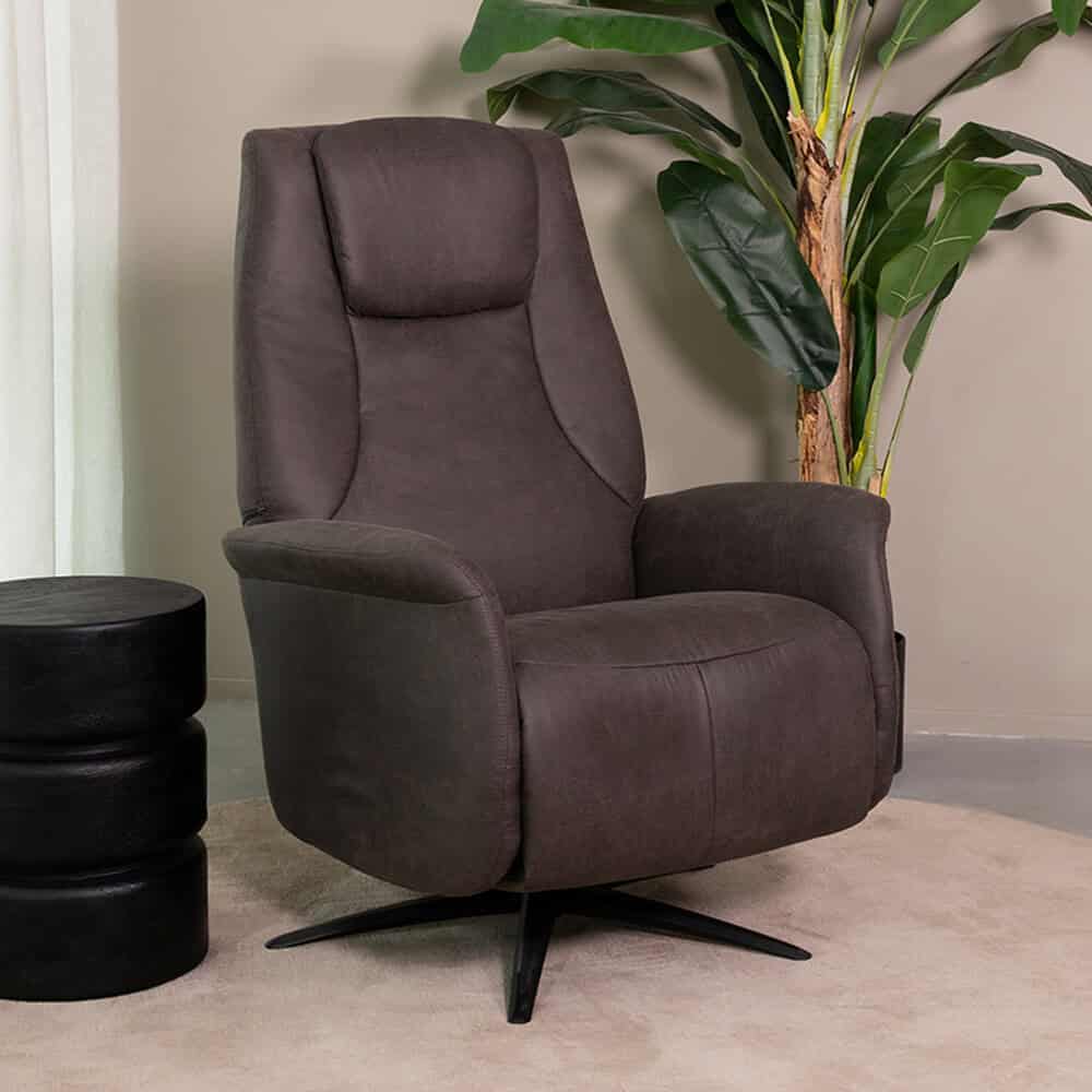 Comfortabele fauteuil van Mokana Meubelen met elegante Design, perfect voor moderne woonkamerinterieurs.