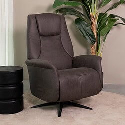 Comfortabele fauteuil van Mokana Meubelen met elegante Design, perfect voor moderne woonkamerinterieurs.