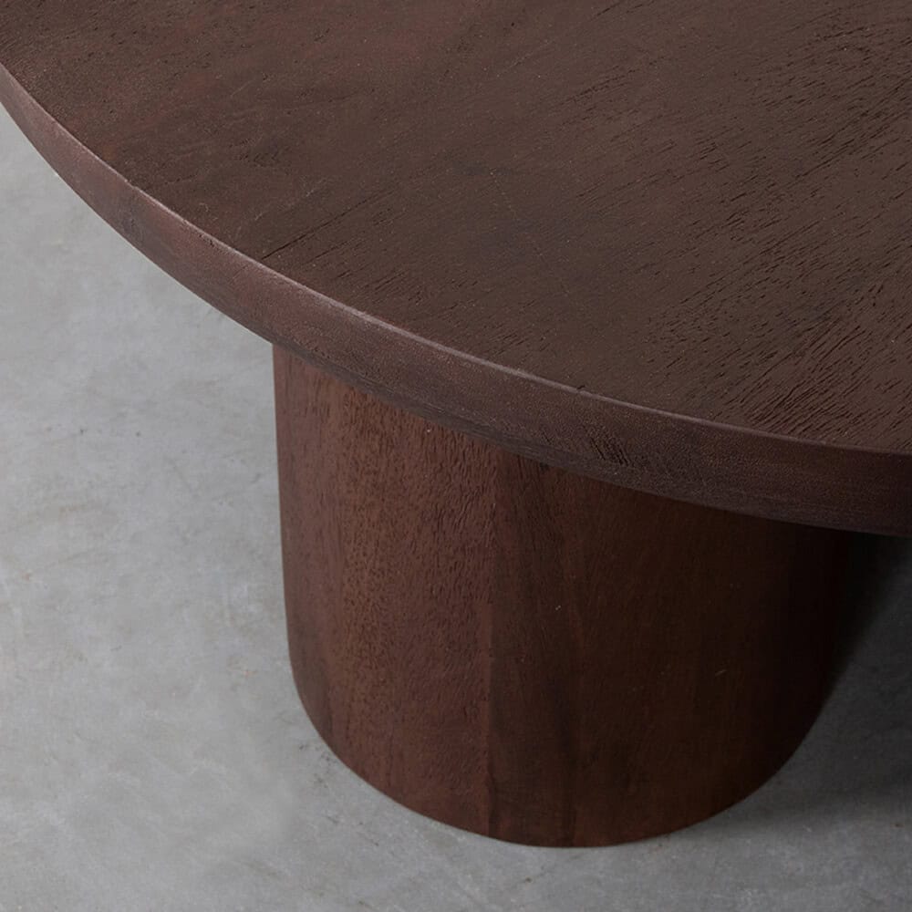 Elegante houten salontafel met ronde vorm en natuurlijke afwerking, perfect voor moderne woonkamerinrichting. Gemaakt van hoogwaardig massief hout voor duurzaamheid en stijl.