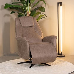 Relaxfauteuil Mokana meubelen met een hoge rug en verstelbare voet.