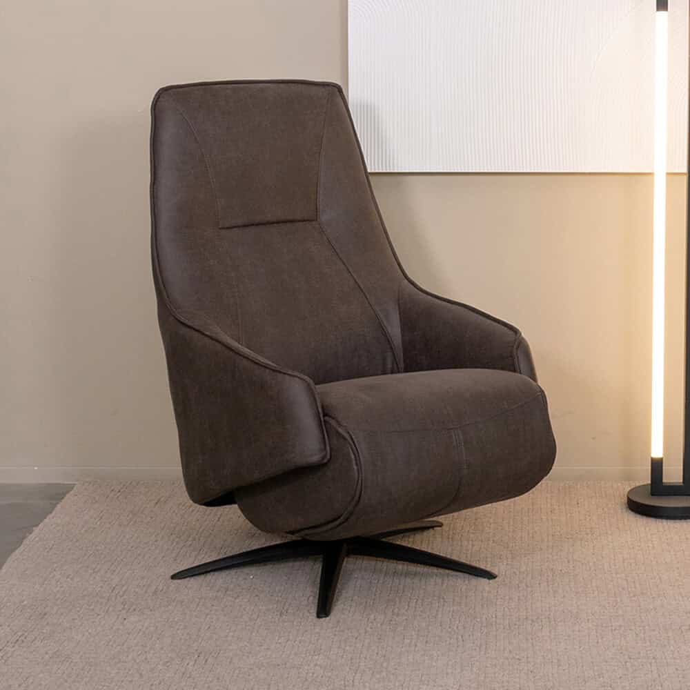 Leren draaifauteuil in bruin leer met hoge rugleuning en modern design. Perfect voor stijlvolle en comfortabele zitervaring in woonkamer of kantoor.