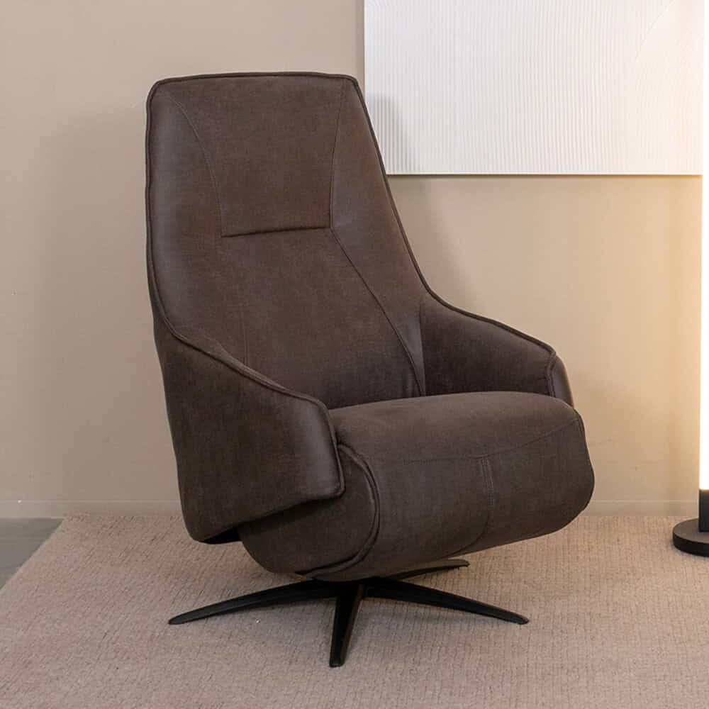 Luxury leren relaxfauteuil in donkerbruin met draaibare onderstel, strak design en comfortabele uitstraling, perfect voor moderne woon- en interieurinrichting.
