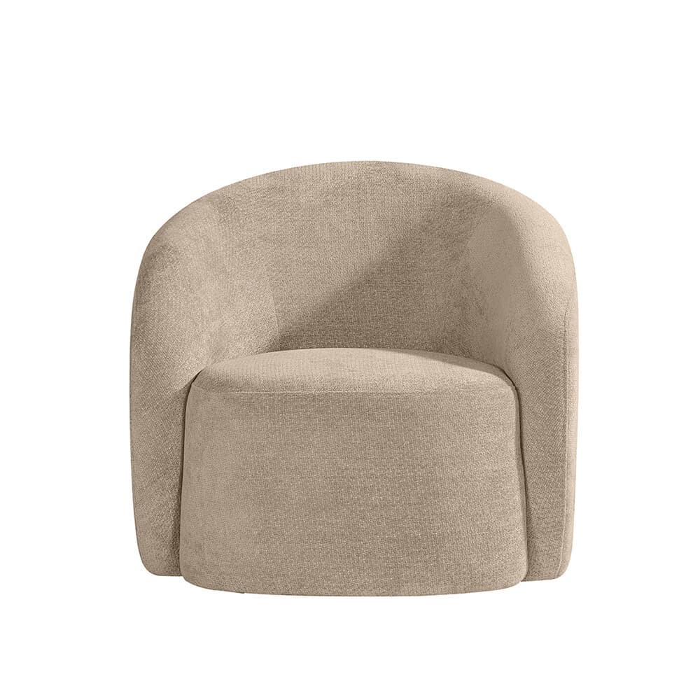 Zachte beige stoffen fauteuil met moderne ronde ontwerp, perfect voor woonkamer of lounge, ontworpen door Mokana Meubelen voor stijl en comfort.