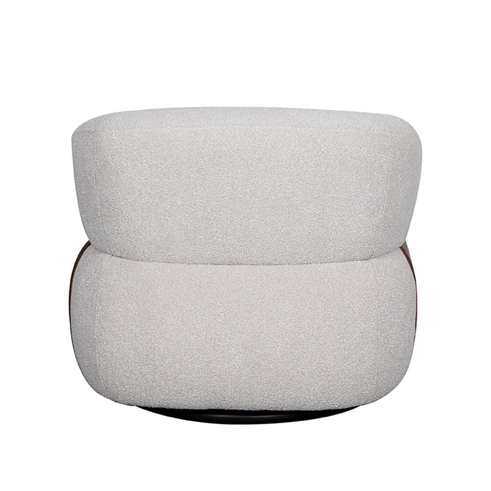 Comfortabele, moderne fauteuil met zachte witte bekleding en houten accenten, perfect voor gezellige woonkamers en stijlvolle interieurs.