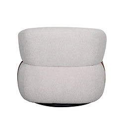 Comfortabele, moderne fauteuil met zachte witte bekleding en houten accenten, perfect voor gezellige woonkamers en stijlvolle interieurs.